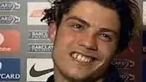 刘烨接送儿子途中意外被偷拍，镜头下的他如同狗仔队般专注